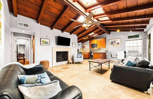 South Mission Beach House | Coastal 3BD/2BTH with AC & Parking! 20ft to Sand! Renov. Lrg Outdoor Patio, BBQ, Firepit + Pets OK!