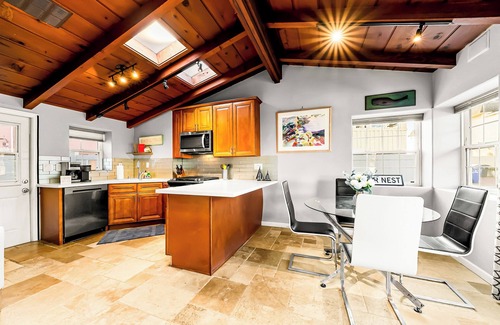 South Mission Beach House | Coastal 3BD/2BTH with AC & Parking! 20ft to Sand! Renov. Lrg Outdoor Patio, BBQ, Firepit + Pets OK!