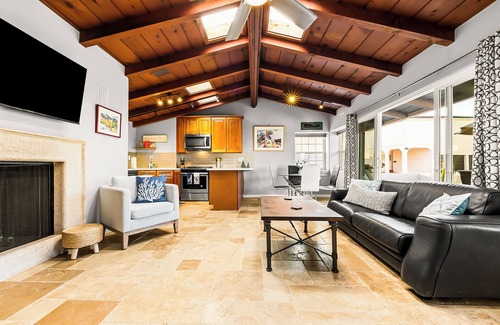 South Mission Beach House | Coastal 3BD/2BTH with AC & Parking! 20ft to Sand! Renov. Lrg Outdoor Patio, BBQ, Firepit + Pets OK!