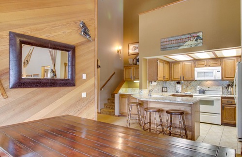 Mammoth Lakes Condo | Comfortable Family-Friendly Condo with Shared Swimming Pool, Hot Tub, and Sauna