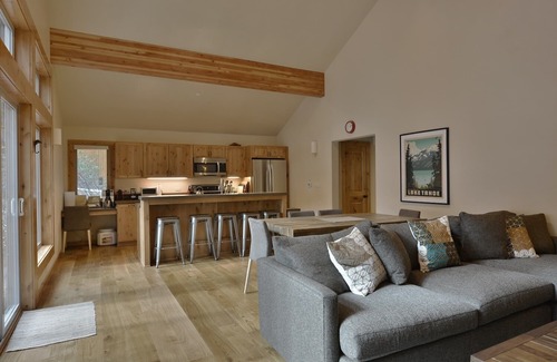 Truckee House | Contemporary By Tahoe Getaways - Pet Friendly w/Hot Tub, HOA Pool