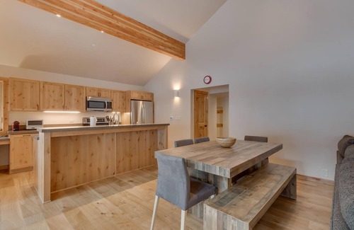 Truckee House | Contemporary By Tahoe Getaways - Pet Friendly w/Hot Tub, HOA Pool