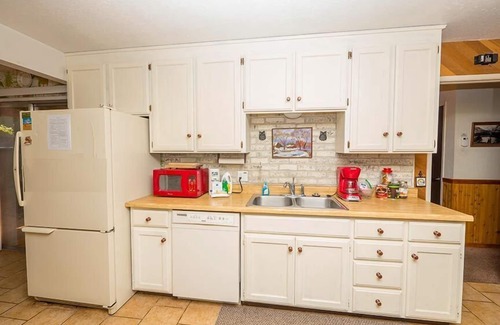 Al Tahoe House | Conveniently located Near Skiing and Beaches - Affordable, Adorable -948M~