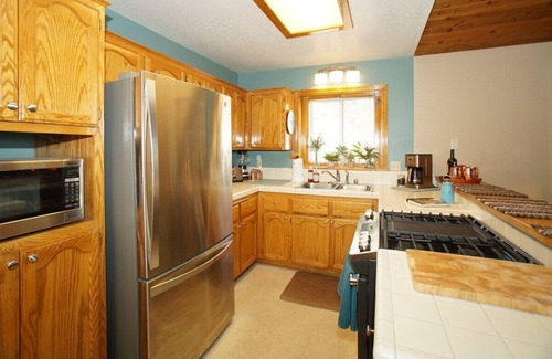 Big Bear City House | Coy Cottage - NEAR OKTOBERFEST! Calm & quite location within minuets of the heart of town!