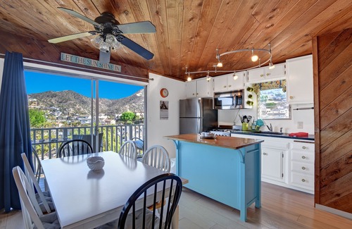Avalon House | Cozy 2 Bedroom Home with GOLF CART, Stunning View, Balcony, Grill, Wifi - 124 Hi