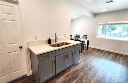North Tustin House | Cozy 3 Bedroom House with a View near Disneyland, Freeway, Airport