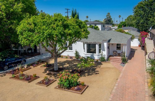 Valley Glen House | Cozy Modern 3 Bedroom home near Universal Studios
