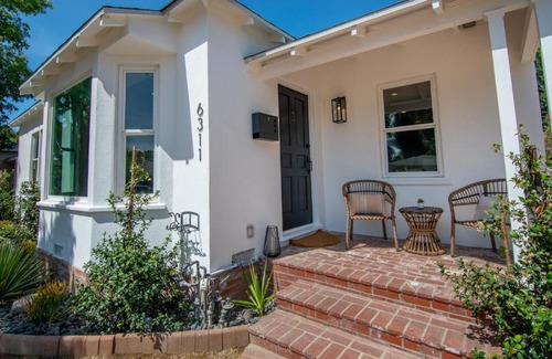 Valley Glen House | Cozy Modern 3 Bedroom home near Universal Studios