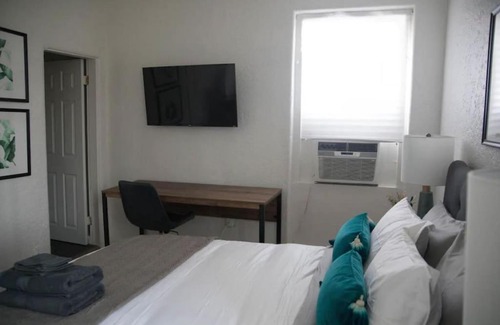 Rampart Village Apartment | Cozy Studio CDC Near Hollywood