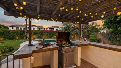 Historic Tennis Club House | Dandelion by AvantStay Pool 0.2mi to Downtown