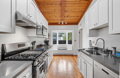 The Willows House | Designer retreat home near Stanford! Luxury, Gym, Peloton, office,Backyard,BBQnn