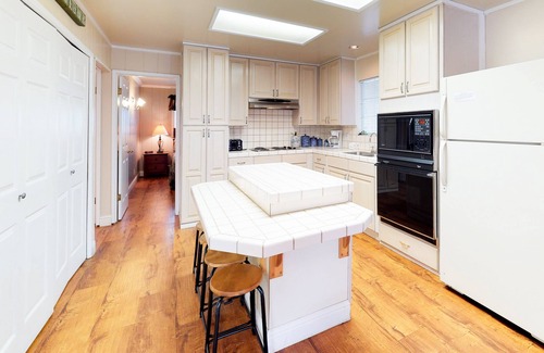 Shaver Lake House | Dog-friendly home with WiFi, Wood Stove, & Deck - Half Mile to the Lake