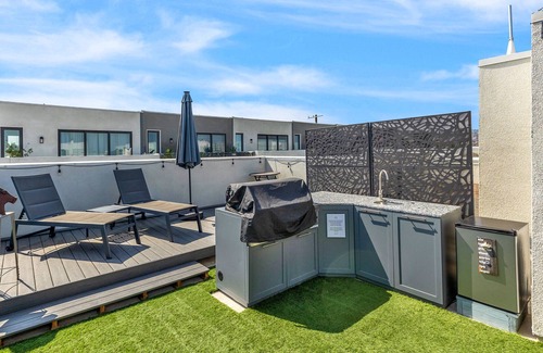 Central San Pedro House | Dog-friendly San Pedro home with deck, outdoor kitchen, AC, & washer/dryer