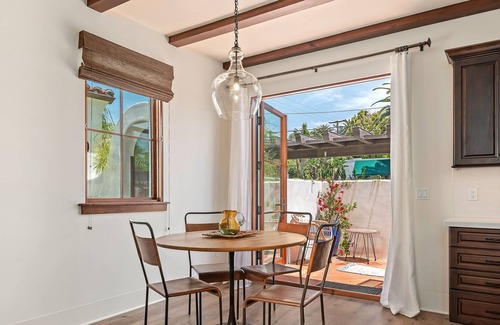 Upper East House | Downtown City Escape, close to beach, shops, food