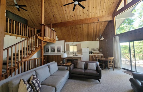 Long Barn House | Enjoy October Events AT the Cabin House! 5 STARS & 5 Min to a LAKE LOOP Hike!