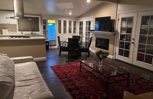 Fullerton House | Exquisite Vacation House close to Disneyland