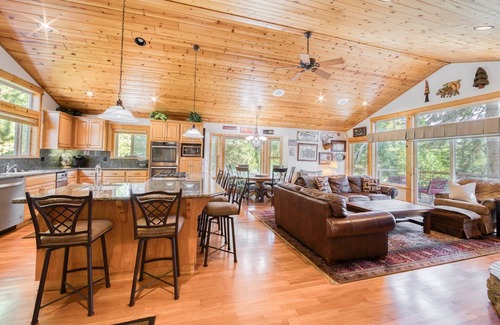 Tahoe Vista House | Fawn View- Spacious 5 BR - Pool Table-Close to Lake