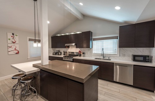 West Newport Condo | Five Bedroom Four Bath Upper Condo By The Beach with AC!