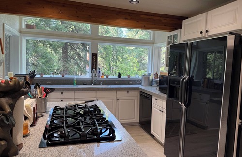 Lake Almanor West House | GORGEOUS FAMILY HOME ON LAW GOLF COURSE. 5 MINUTE WALK TO THE LAKE. SLEEPS 10