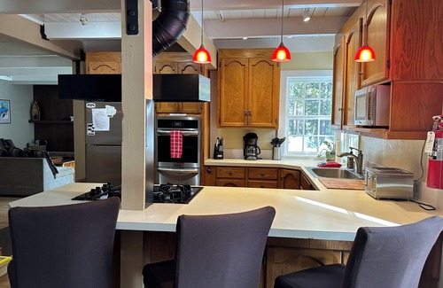 Pineland House | Great Mtn Cabin - Game Room, Hot Tub, Wi-Fi, Pets, Close to Beach/Eats/Hikes