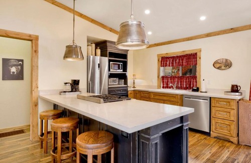 Moonridge House | Happy Bear #2053 by Big Bear Vacations