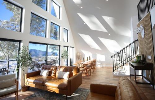 Oakhurst House | High End A-Frame - Hot Tub - Awesome Views - Yosemite - Electric Vehicle Friendly - Sleeps 10