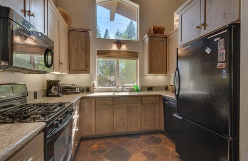 Lake Forest House | High Sierra at Dollar Point By Tahoe Getaways - Hot Tub, Dogs OK, Fenced Yard
