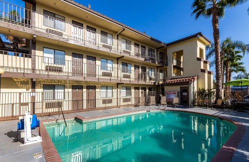 Tulare Hotel | Hillstone Inn