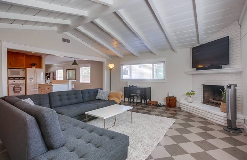 South Oceanside House | Junie's Cottage by the Sea - with HOT TUB