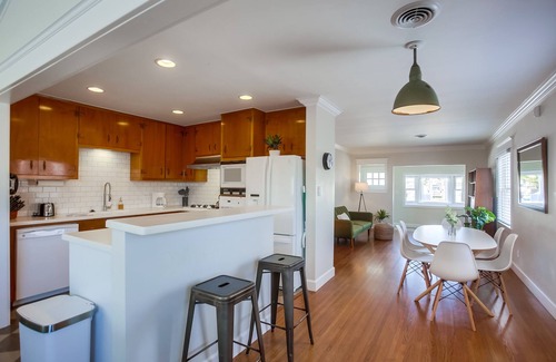 South Oceanside House | Junie's Cottage by the Sea - with HOT TUB
