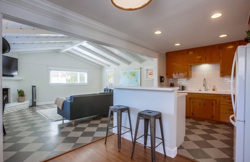 South Oceanside House | Junie's Cottage by the Sea - with HOT TUB