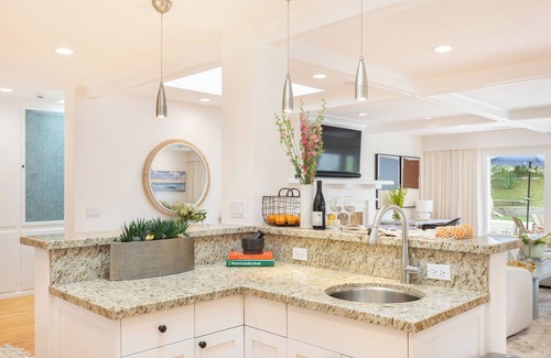 Village of La Jolla House | La Jolla Living by AvantStay | A+ Location | Private Backyard Lounge