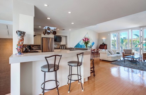 Village of La Jolla Condo | La Jolla Loft - walk to shops & restaurants and only 3 blocks to the beach.