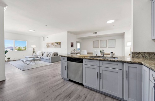 Wilshire Apartment | LA Prime Location - Korea Town Getaway