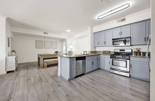 Wilshire Apartment | LA Prime Location - Korea Town Getaway