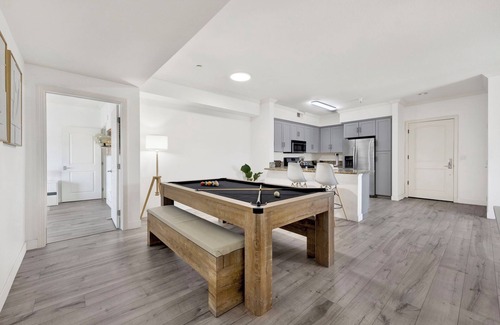 Wilshire Apartment | LA Prime Location - Korea Town Getaway