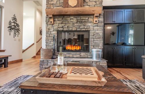 Shaver Lake House | Leopard Lily Lodge Luxe Stays 2 Suites Ac