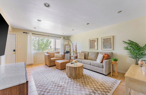 Stockton House | Light & Airy - Fire pit! Close to Downtown, Petco, Little Italy, Zoo, Airport!