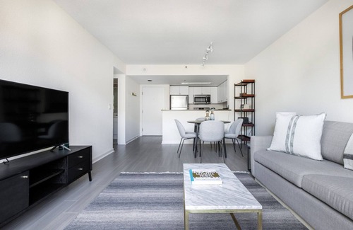 South Beach Apartment | Lovely Waterfront South Beach 2BR w/Pool, Tennis, Spa, by Blueground