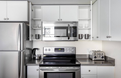 South Beach Apartment | Lovely Waterfront South Beach 2BR w/Pool, Tennis, Spa, by Blueground