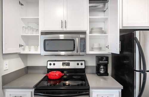 Pacific Palisades House | Lux Pacific Palisades 2BR Loft w/Pool + Hottub near Lake Shrine by Blueground
