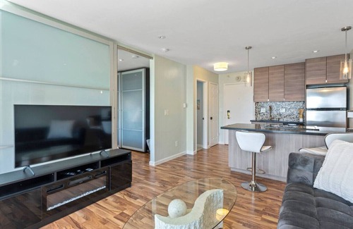 Emeryville Condo | Lux Water View with Balcony Minutes -San Francisco