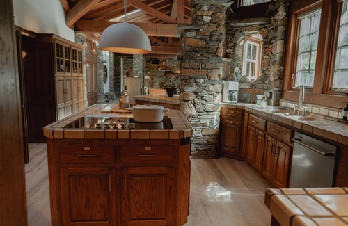 Mariposa Villa | Luxury Nature Getaway Stone House by Casa Oso