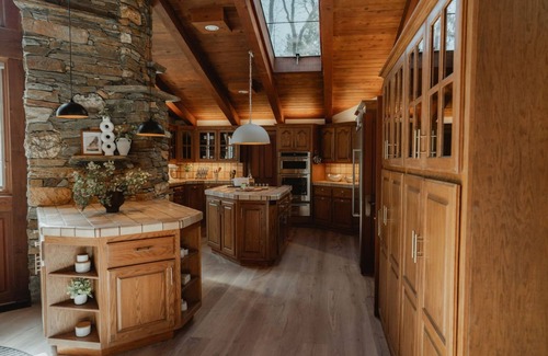 Mariposa Villa | Luxury Nature Getaway Stone House by Casa Oso