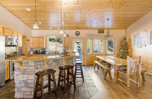 Upper Moonridge House | Majestic Views - Game room. Stunning Views. 2 car garage.EV Charger .