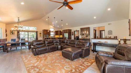 South Lake Tahoe House | Meyers Meadow by AvantStay Hot Tub Large Deck
