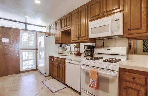 Mission Beach Condo | Mission Beach Sunset Oceanfront w/Patio & BBQ