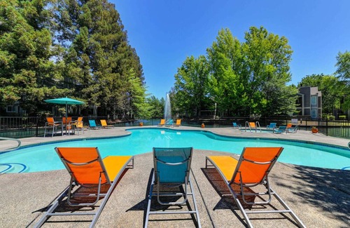 South Natomas Apartment | Modern Sacramento Apartment, King Bed, Fast Wi-Fi