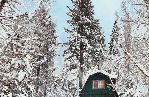 Upper Moonridge Cabin | Moonridge Ozone Spa Cabin- Pets are Free! Enclosed deck, Flat parking 2025-0093