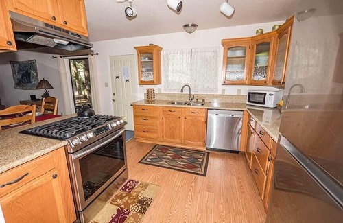 Tahoe Paradise Cabin | Mountain Chalet Sleeping 6- Pool Table and Great Loft Bedroom! - 1870B~